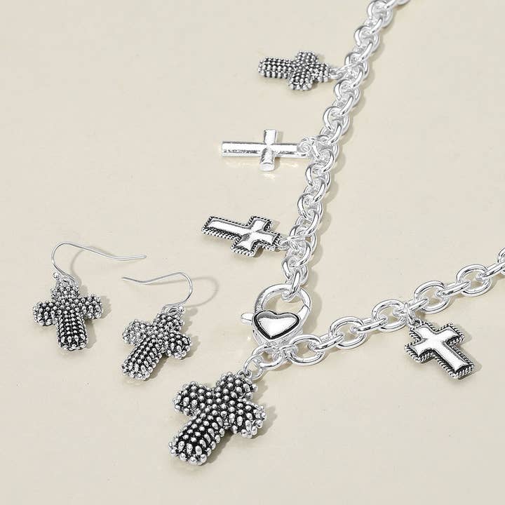 Collier avec pendentif croix en métal texturé et épais. pour la vente par Sensibling Corp.