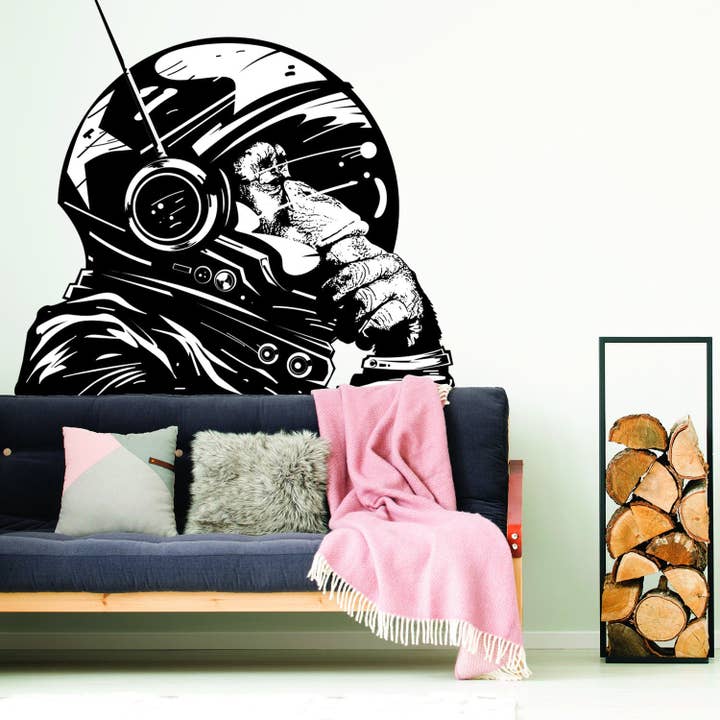 Muursticker met kunstprint van denkende astronaut‑aap - 'The Thinker' chimpansee ruimte‑astronauten muurdecal voor wholesale door Decords