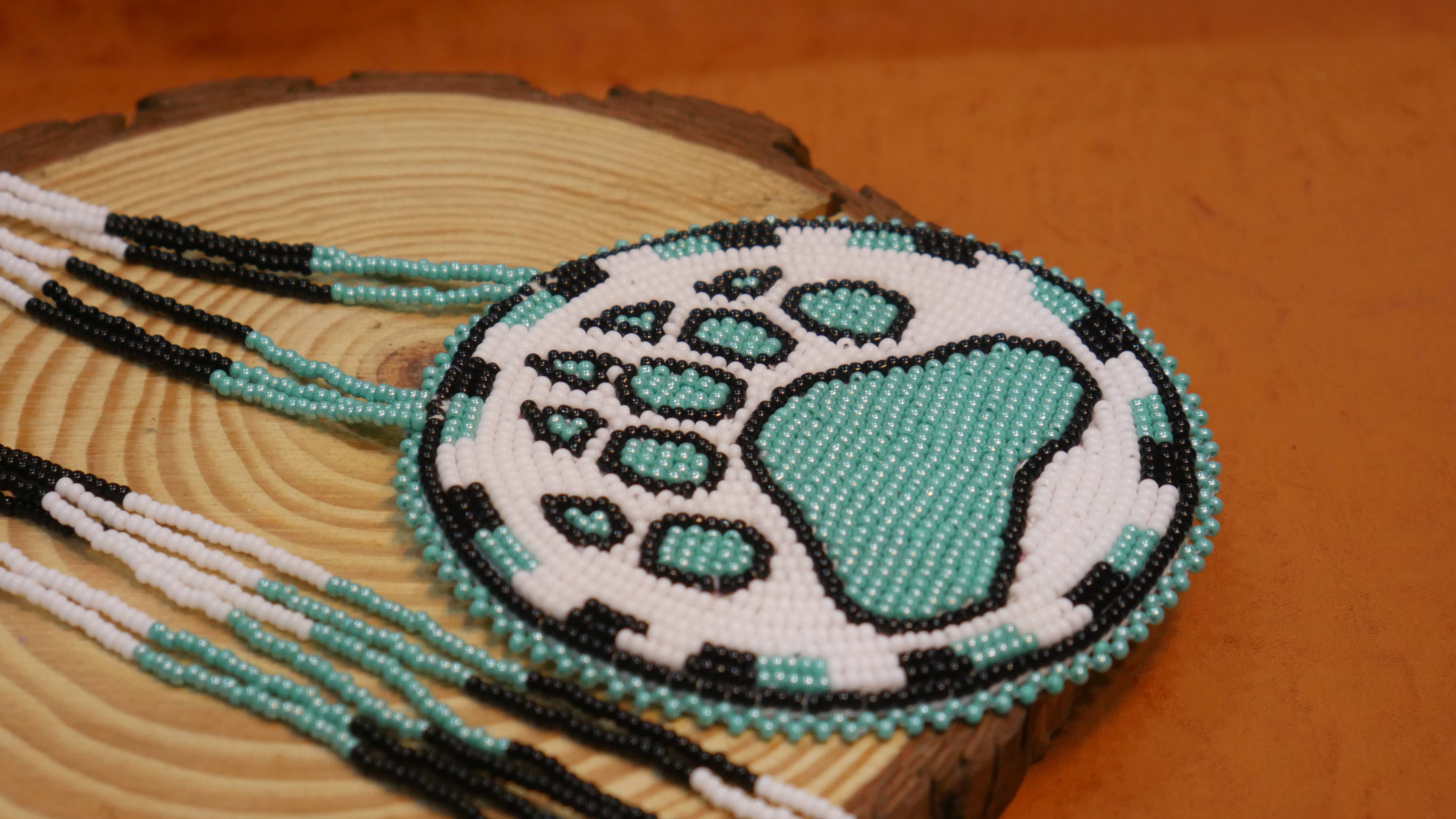 KANGURAH - Vente Colliers à pendentif - Collier médaillon perlé Patte d'Ours Blanc Amérindien1