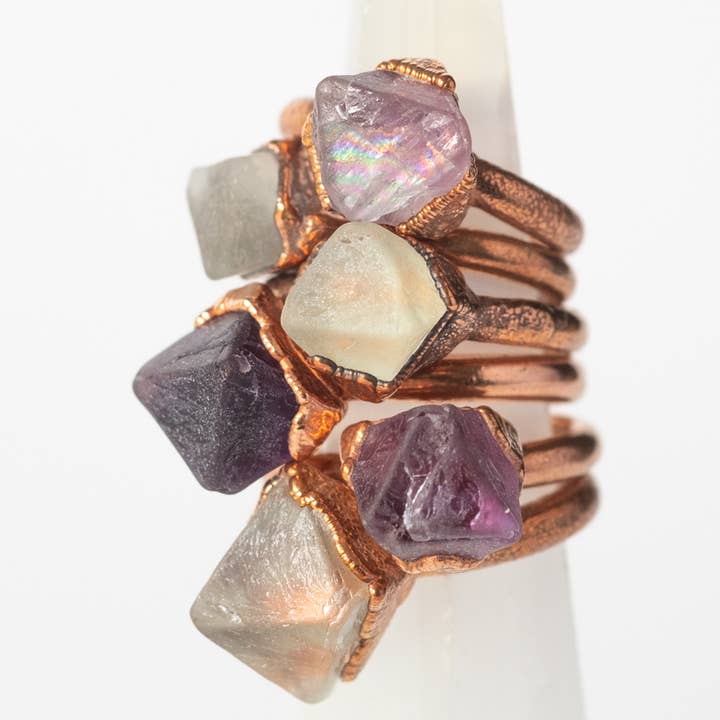 The Cyprus Cabinet - Vente Solitaire - Bague Empilable en Cristal de Fluorite | Cuivre Recyclé