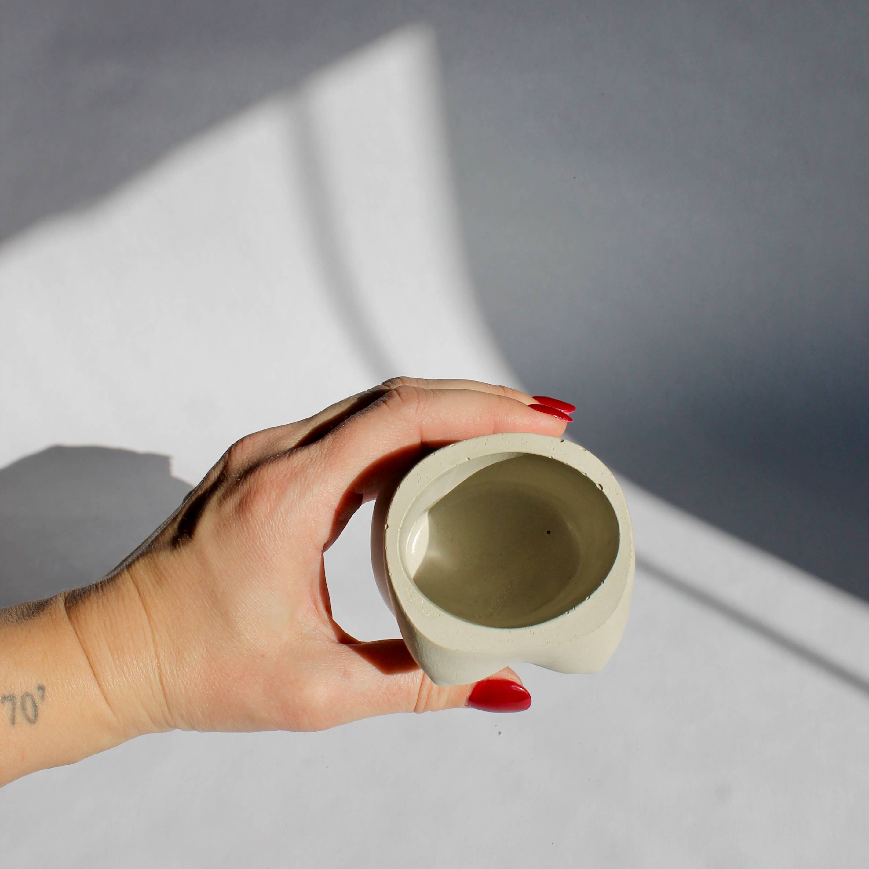 House of Ivy - Wholesale Plant Pot - Concrete Female Body Vase in Gray1