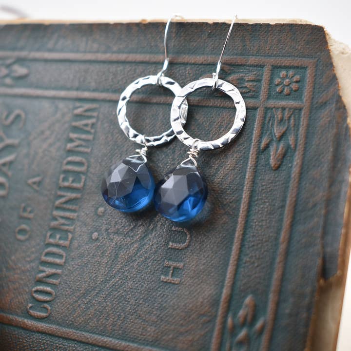 Boucles d'oreilles en argent sterling avec topaze bleue de Londres – Fait main pour la vente par Whitelotus Design