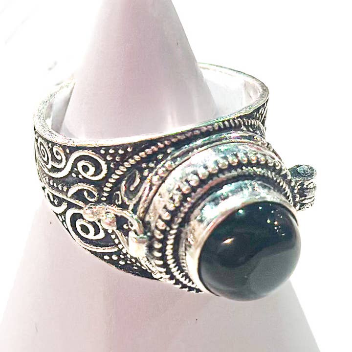 Secret Compartment Assasin's Gemstone Ring for wholesale by Zumki