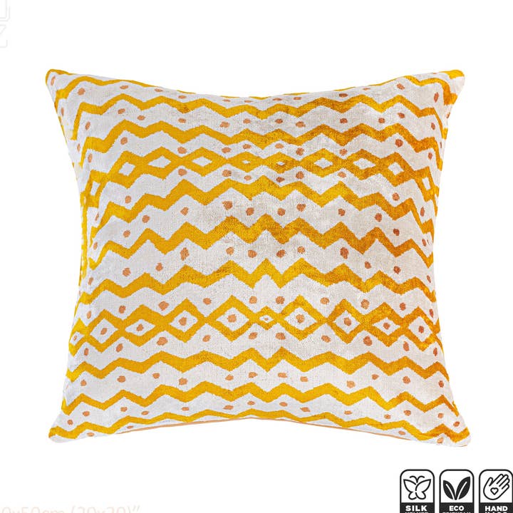 Housses de coussin traditionnelles en velours Ikat en soie jaune zigzag pour la vente par OyzShop