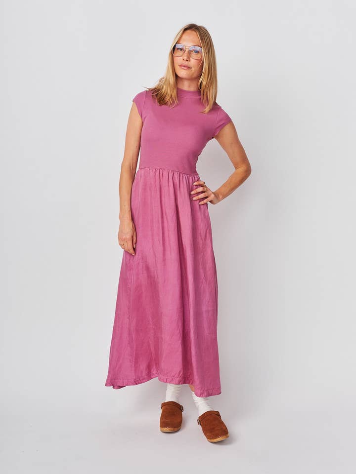 Blandad ribbad klänning med olika ärmar / Cuproklänning i mauve för wholesale av Sundry Clothing