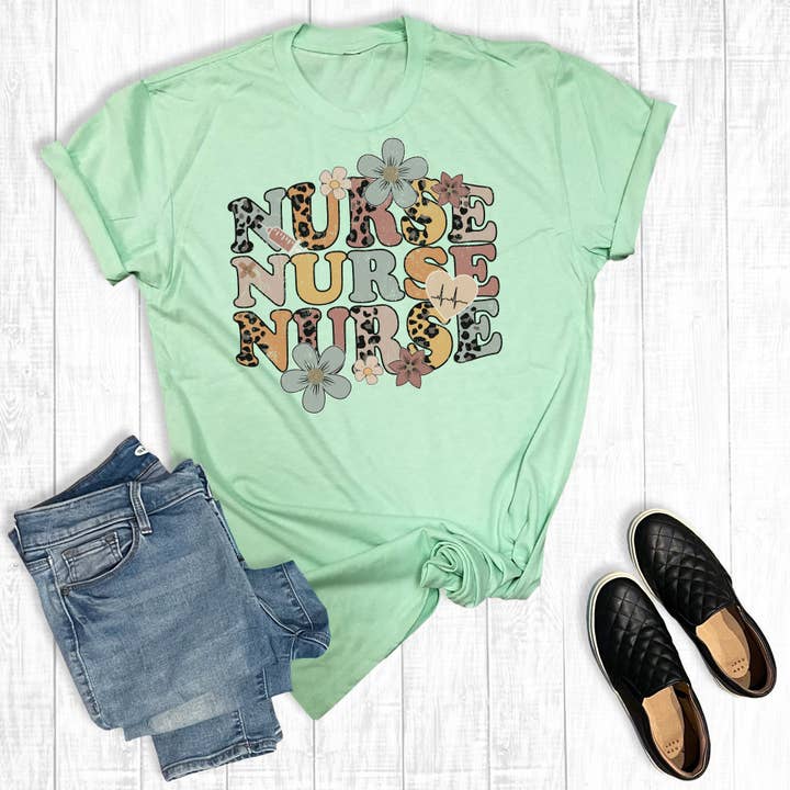 Camiseta con estampado de enfermera con flores silvestres para venta al por mayor de The Way Down South