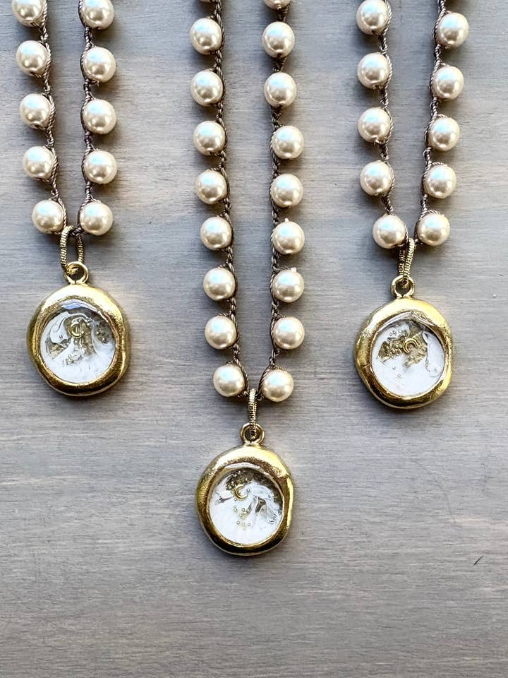 Pendentif Portail de Bulle Lunaire Galactique sur Brin de Perles de Verre Crochetées pour la vente par Twist Style