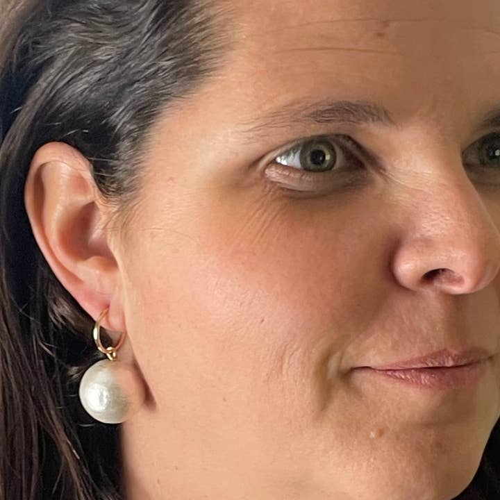 Virginia Wynne Designs – Brincos de argola por atacado – Brincos de argola de pérola de algodão vegano - Design leve e chique 03562