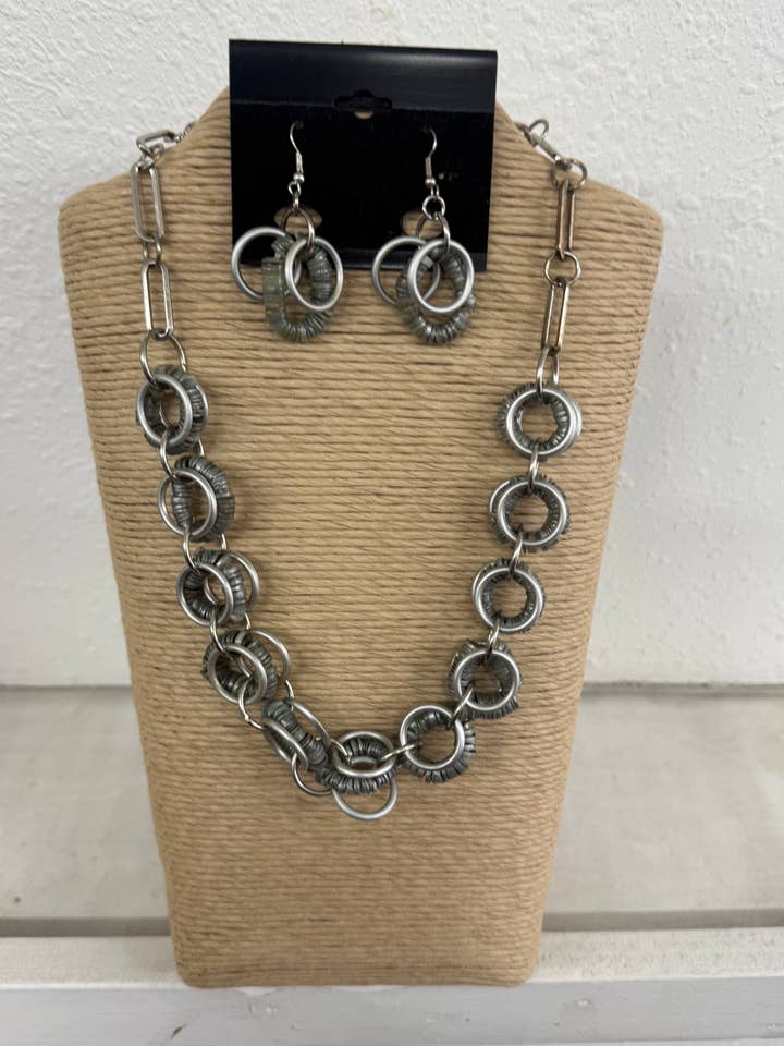 Collier en métal gris argenté avec coquillage martelé et anneaux en bois pour la vente par International Duru's