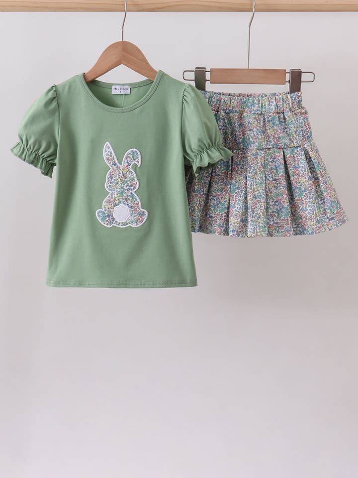 Salie bloemige skortset met konijnapplicatie voor wholesale door Aspen Rain Boutique