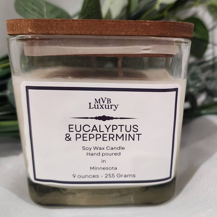 BOUGIE CARRÉE DE 9 ONCES À L'EUCALYPTUS ET À LA MENTHE POIVRÉE AVEC COUVERCLE pour la vente par MVB Luxury