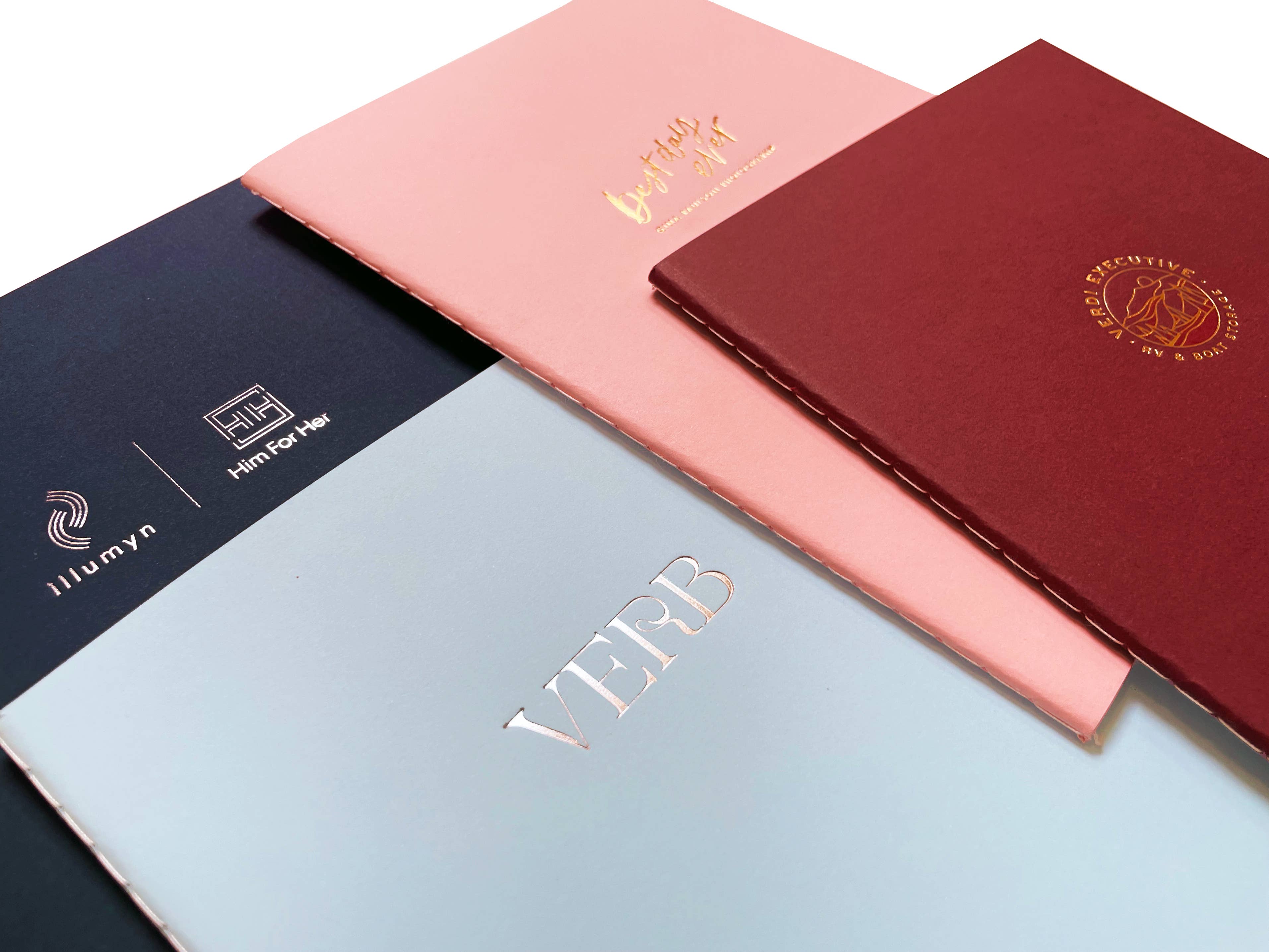 Studio Portmanteau – Großhandel Notizbücher – Individuell geprägtes Logo-Folien-Mittelheft-Notizbuch mit Sattelheftung9