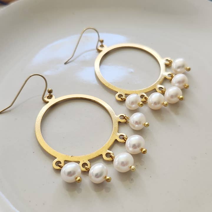 Collar de declaración de perlas de agua dulce blancas y latón para venta al por mayor de Sara Sela Jewelry