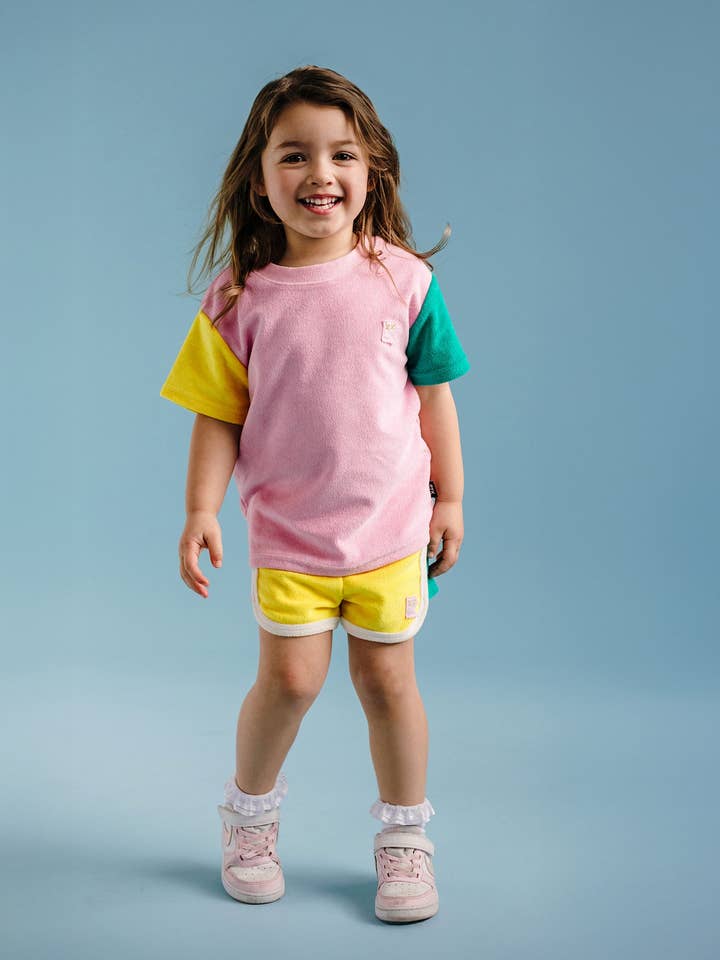 70er-Jahre-Sport-Shorts aus Frottee in Zitrone für den Großhandel von Rock Your Baby