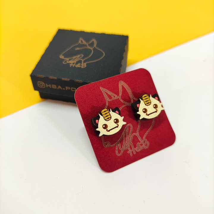 Herbs&Belles - Venta al por mayor Pendientes de botón/aretes de poste - Pendientes de madera coloridos de Pokémon, Meowth, anime, geek, nerd1