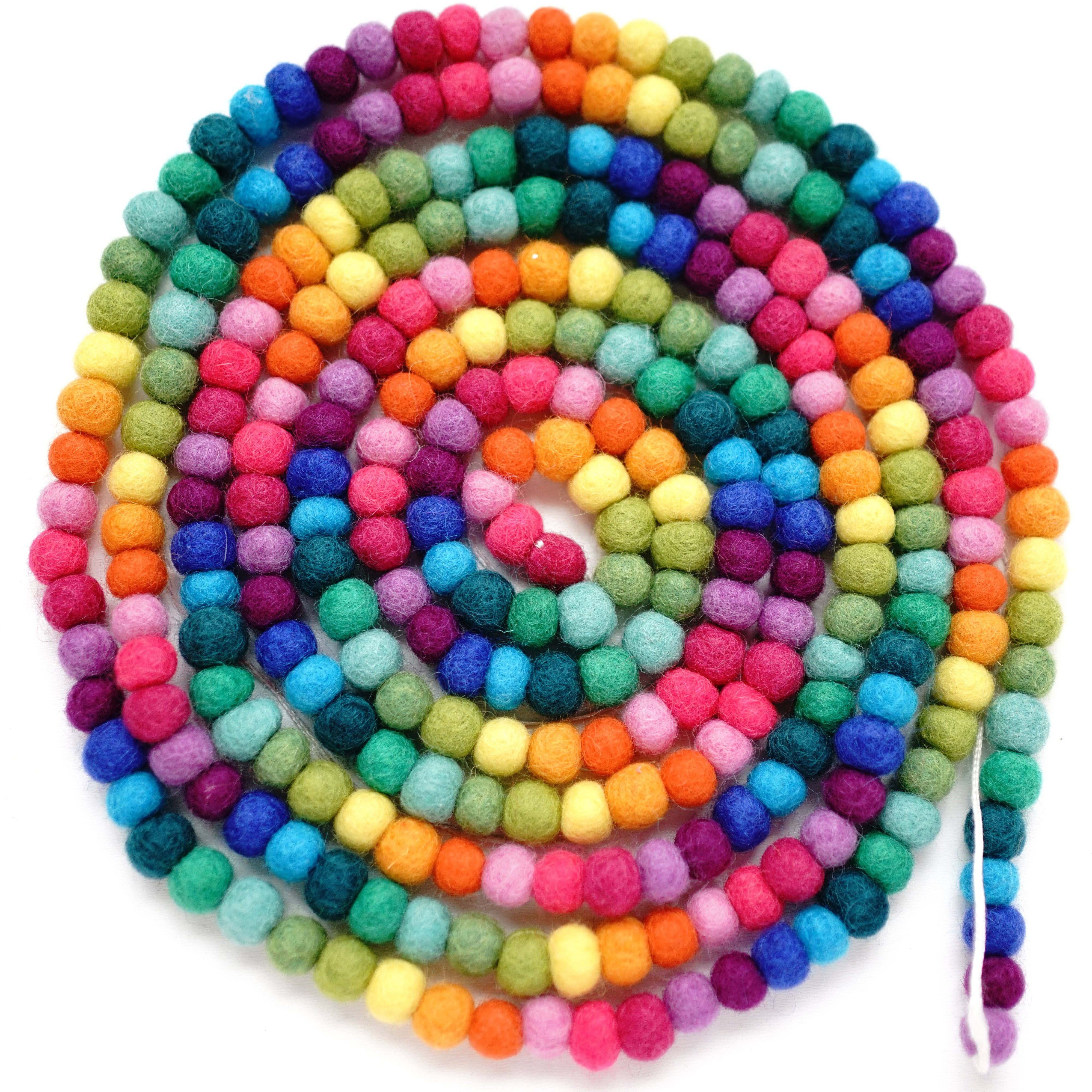 Decomod – wholesale Bunting/Krans – Mini filt bollslinga 1 cm bollar ca 300 bollar 3 meter lång3