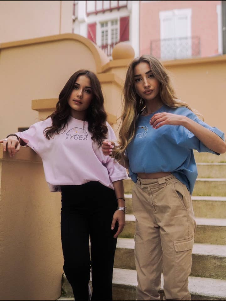 1977 BLÅ T-SHIRT „LUNAR CYCLE“ BEGRÆNSET UDGAVE DROP: UNIVERS for engroshandel hos Tyger