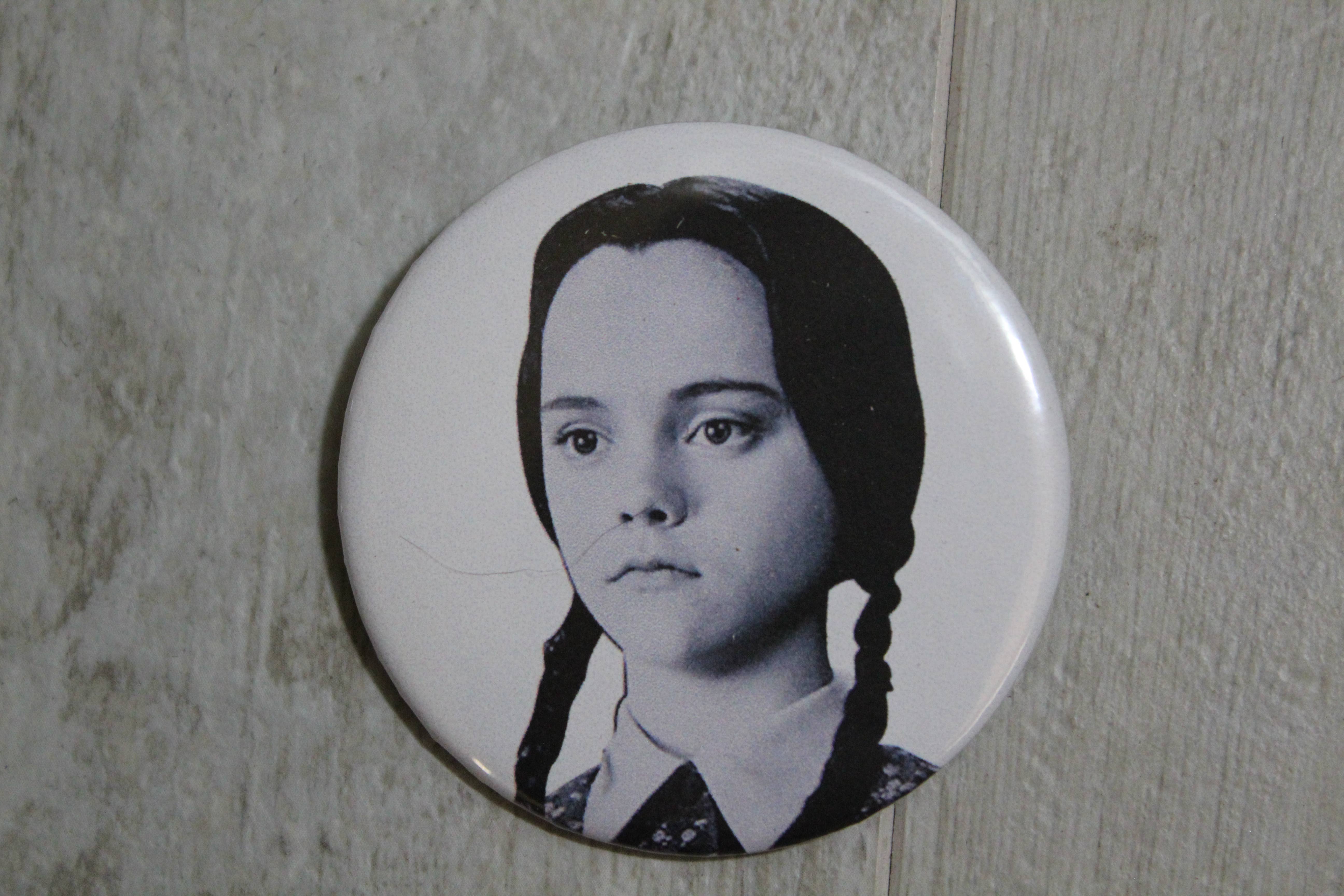 Raven Design - Venta al por mayor Botón/prendedor - Miércoles Addams//Chapa o imán de 2,25 pulgadas3