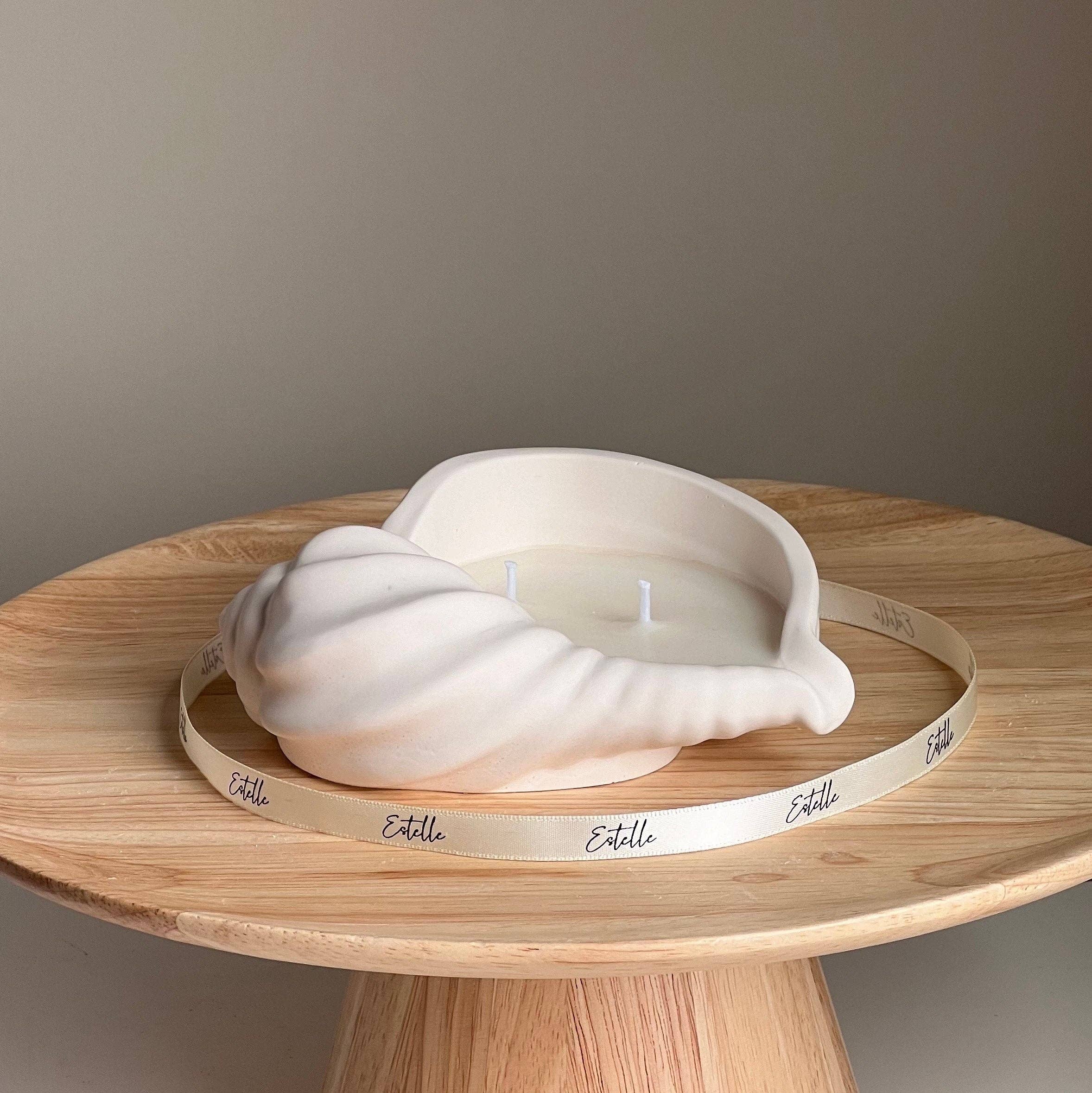 Estelle Studio - Vendita all'ingrosso Candela in vasetto - Candela in cera di soia a forma di conchiglia | Contenitore in Jesmonite, Fatto a mano3