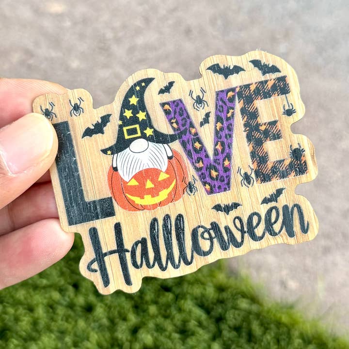 Autocollant en bois de bambou "J'adore Halloween", fabriqué à Las Vegas pour la vente par AFK Design Co