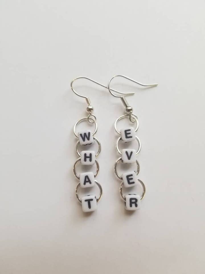 Beaded „Uanset“ ord øreringe for engroshandel hos Sapphire Creations