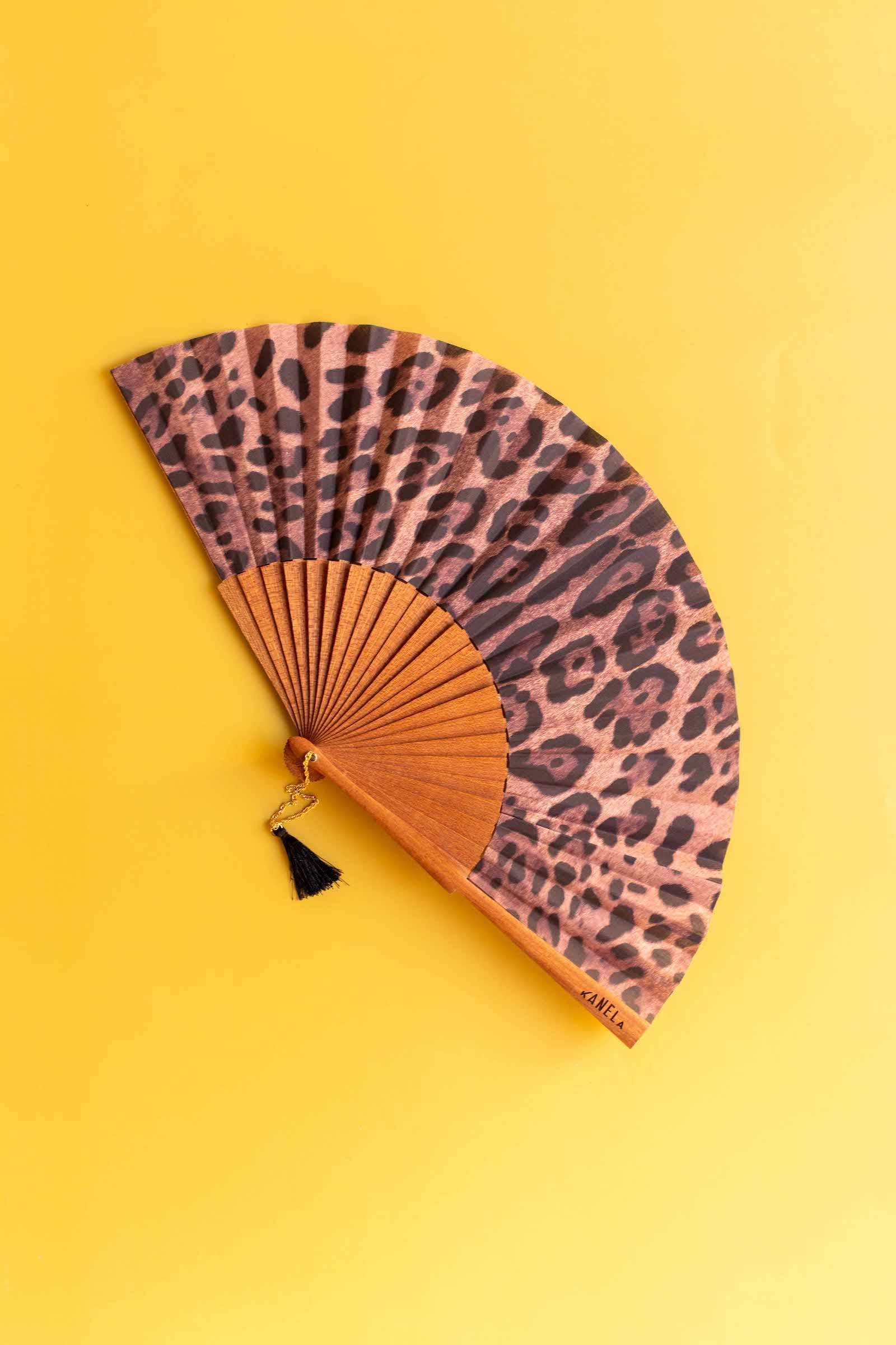 Leo handwaaier van gepolijst natuurlijk sipo hout met katoenen stof voor wholesale door Kanela Fans