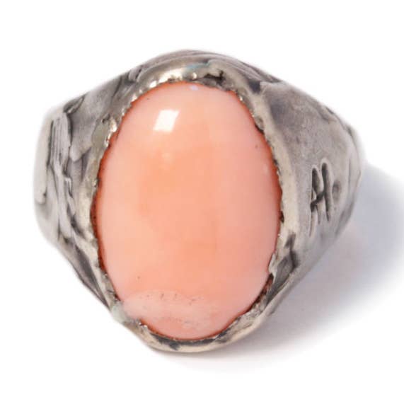 Bague corail rose cabochon pour la vente par Arlo Haisek