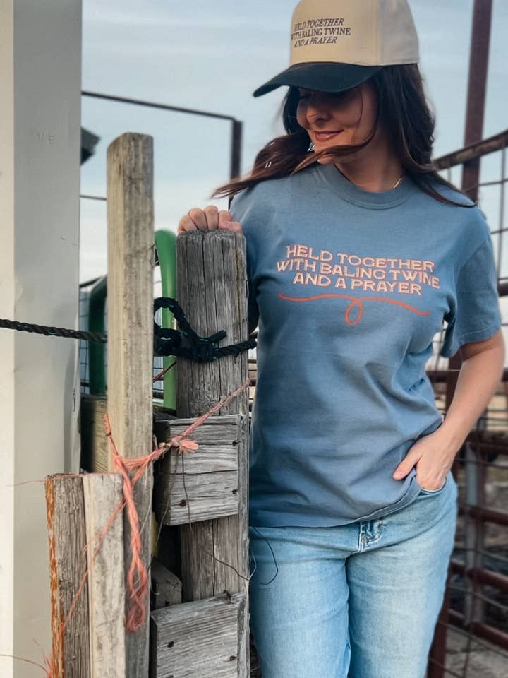 T-shirt graphique en ficelle de pressage bleu jean pour la vente par Kelso & Company