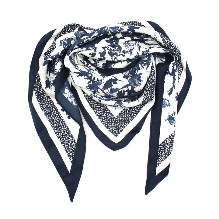 Foulard triangle imprimé – Motif floral stylisé pour la vente par Vimoda