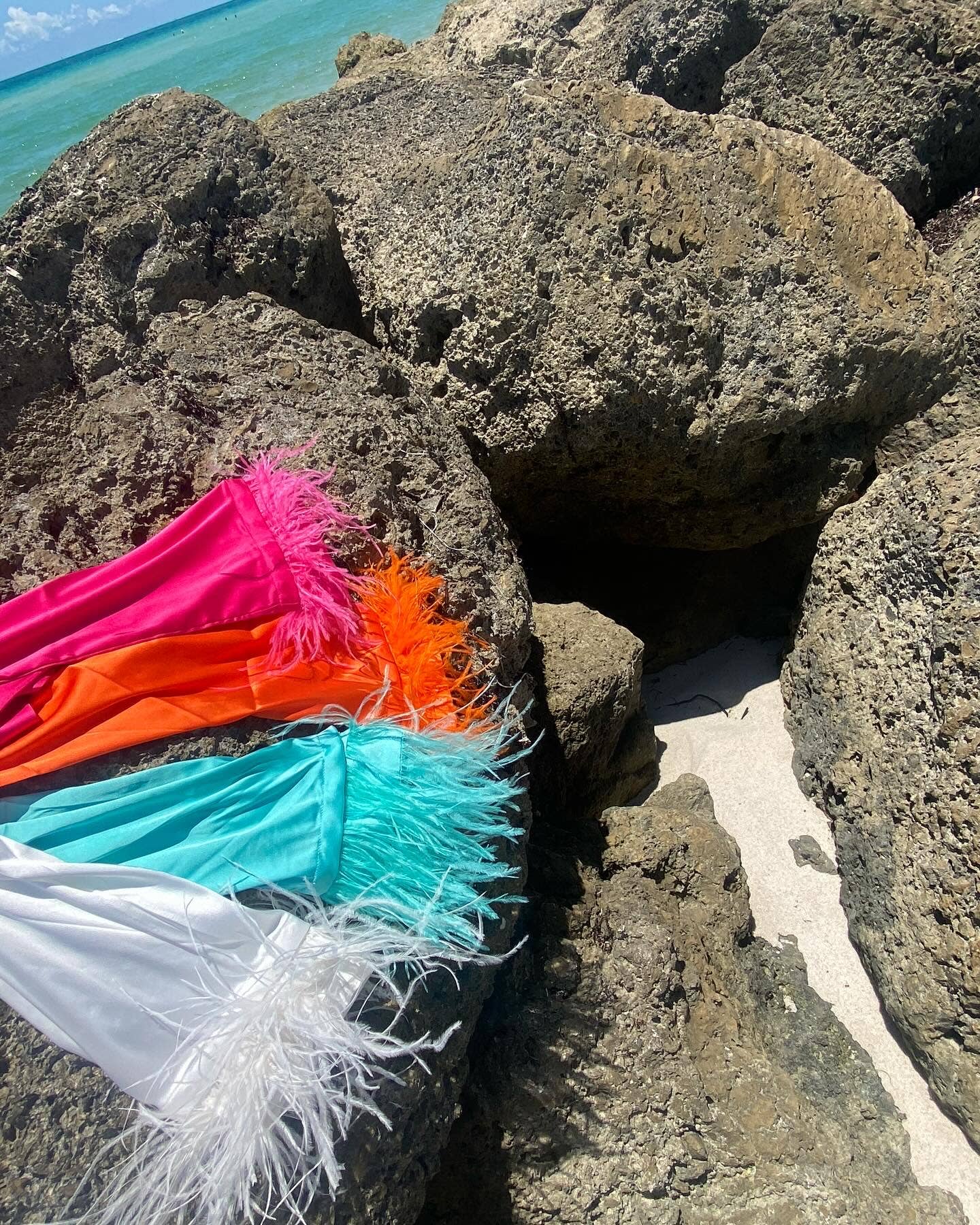 Plume AF Design - Vente Haut et bas de pyjama – femme - Pyjama extensible en satin avec garniture en plumes d'autruche amovible19