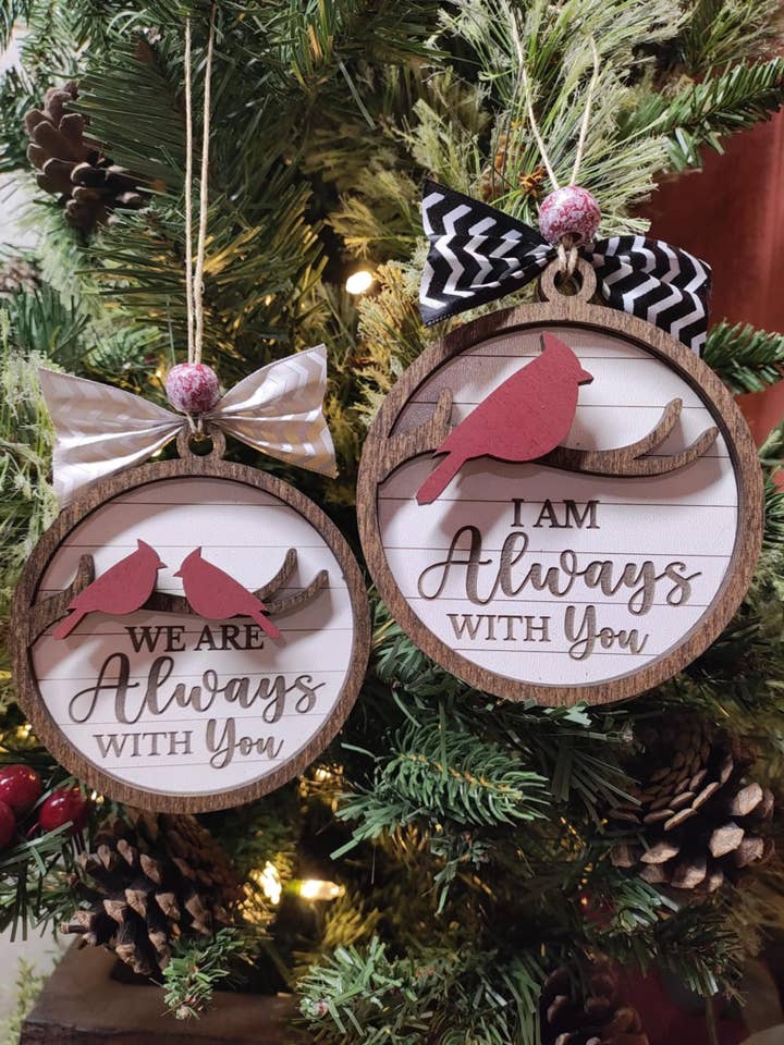 Ornement commémoratif Cardinal pour la vente par Heartland Decor