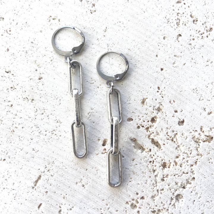 Boucles d'oreilles en forme de trombone en argent antique pour la vente par VB&CO Designs Handmade Jewelry