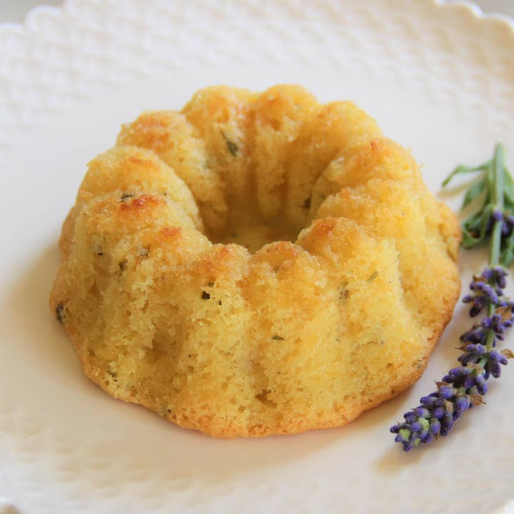Bundtlet à la pêche et à la lavande pour la vente par Lily Maude's