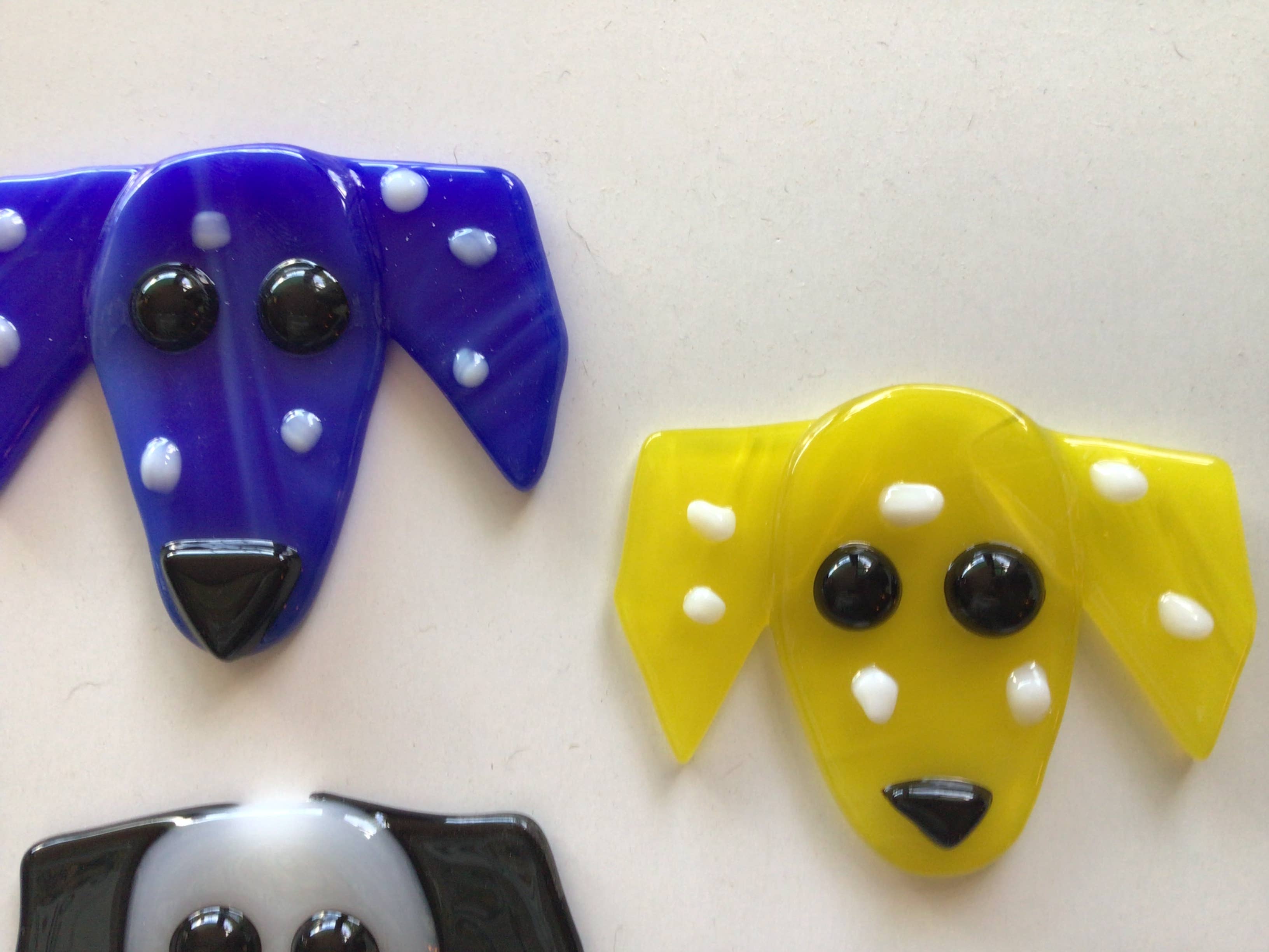 Colori assortiti di blu, gialli, aquas, nero, bianco e verde. Addobbo natalizio in vetro con cane in vendita all'ingrosso su Faire7