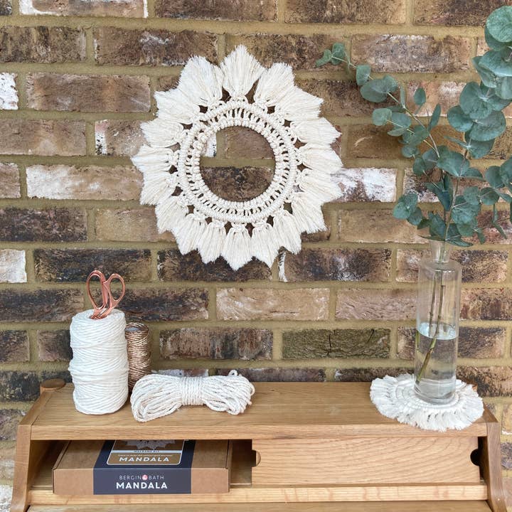 Bergin & Bath - Venta al por mayor Kit de manualidades - Kit de macramé - Mandala - Dorado. Haz una corona navideña5