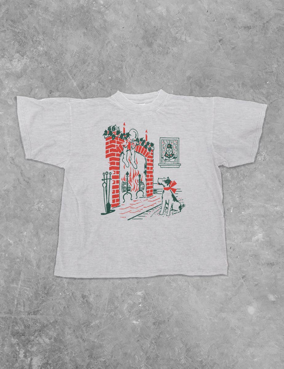 The Clandestine Underground – Großhandel T-Shirt mit Siebdruck – Unisex – Hund am Kamin, Weihnachtliches Boxy Baumwoll-T-Shirt