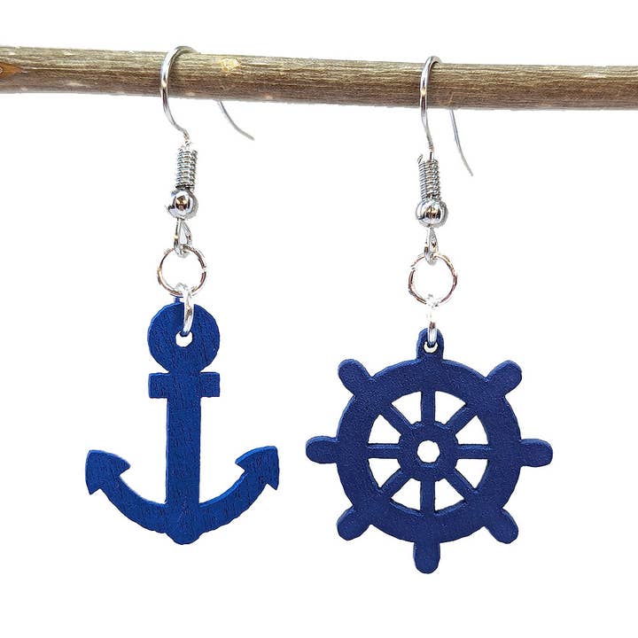 Boucles d'oreilles en bois nautique bleu marine avec roue de navire et ancre pour la vente par Stylish Jewelry Supply
