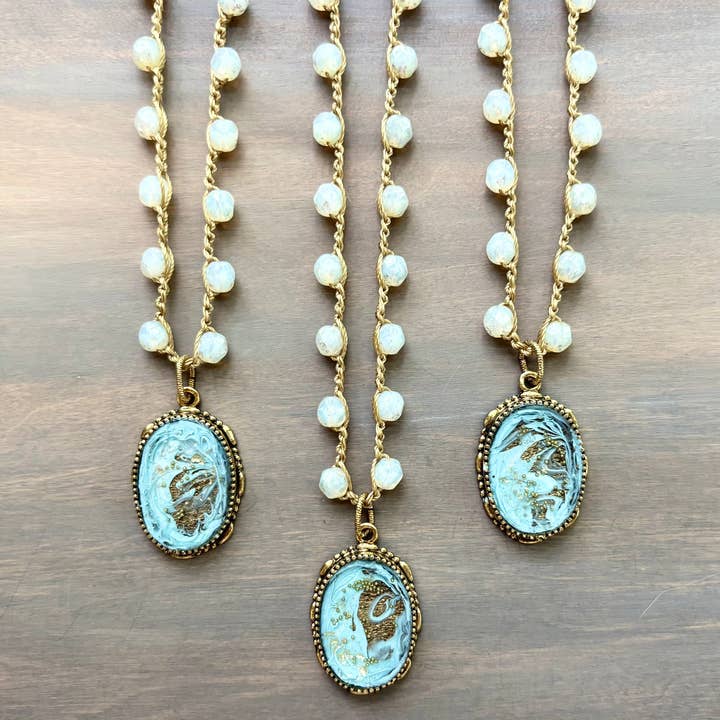 Lange goldene Surf-Handgefertigte Portal-Halskette mit tschechischem Kristall für den Großhandel von Twist Style