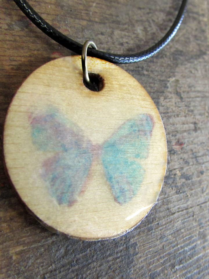 Colar Borboleta Morpho Azul por atacado de The Dainty Diva Jewelry