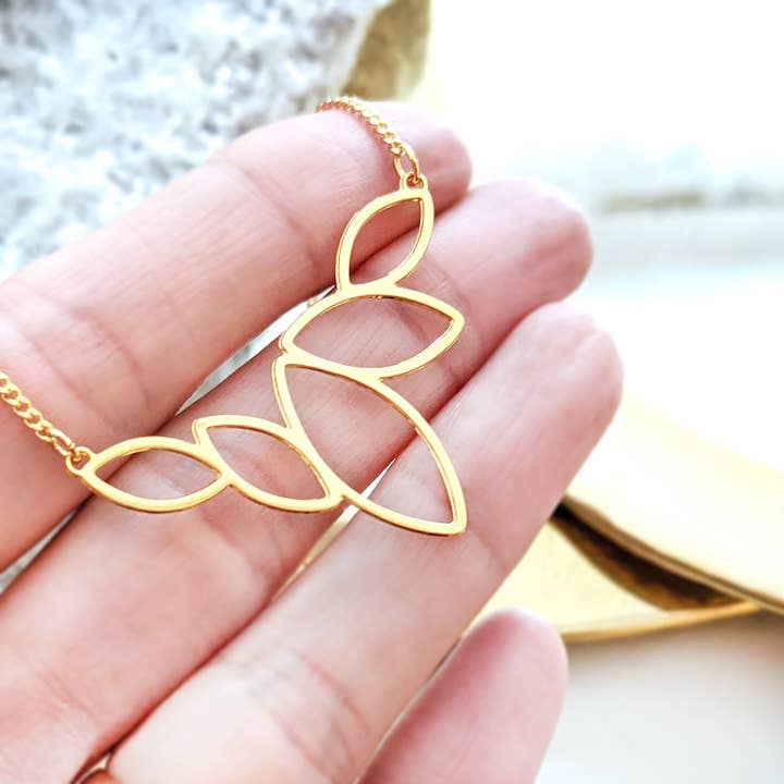 Lotus Drops Charm Ketting Goud/Zilver voor wholesale door Shany Design Studio