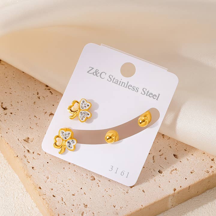 Guldkløver Ørestikker Sæt 2 Par Charm & Kugle Ørestikker for engroshandel hos Gemscape UK