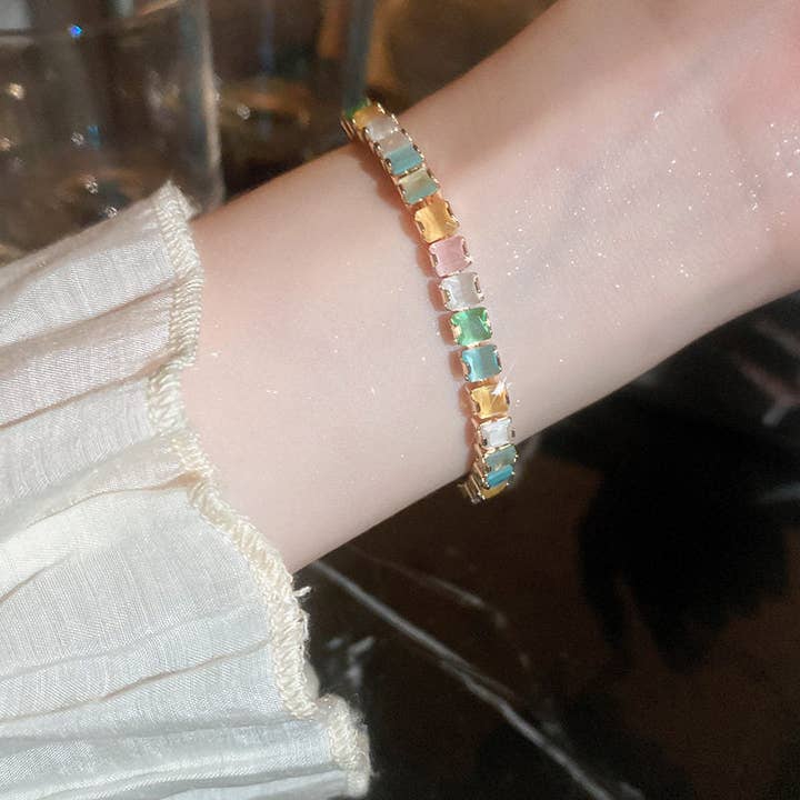 Braccialetto con Farfalla Colorata Placcata in Oro e Perle per la vendita all'ingrosso da parte di Plush Looks