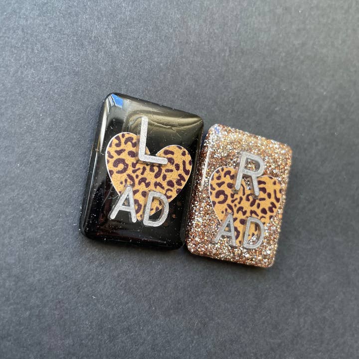 Alisha Goes Crafty - Venta al por mayor Botón/prendedor - Marcadores de rayos X de corazón con estampado animal, con 2 o 3 iniciales5