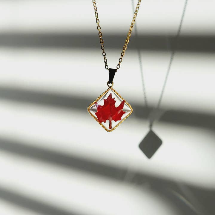 Rhodonco - Venta al por mayor Collares con colgantes/abalorios - Colgante de Oro con Hoja de Arce Roja y Textura de Diamante3