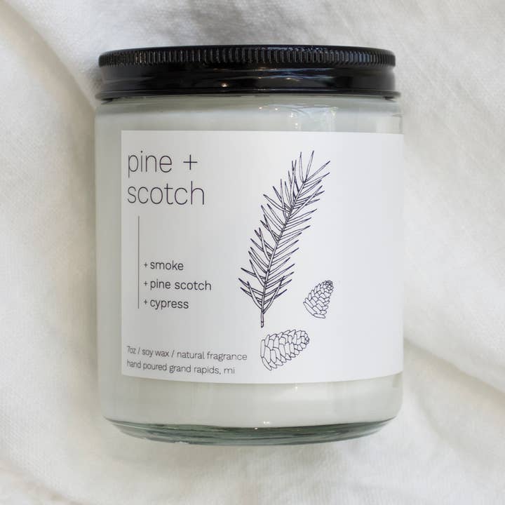 Pine + Scotch 7oz Klassiskt sojavaxljus för wholesale av sable candle co.