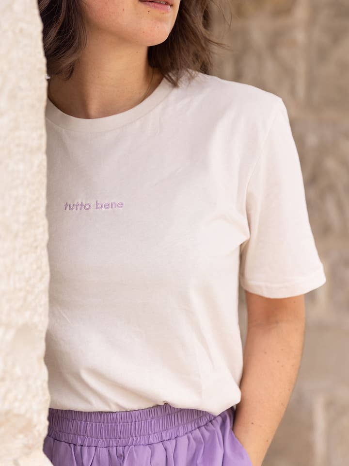 tutto bene T-Shirt Unisex Ecru+Lila für den Großhandel von &Friends