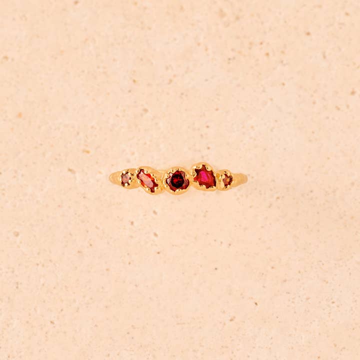 Koré röd smal klusterring med röda stenar - guld, vattentålig för wholesale av Agapée Jewelry