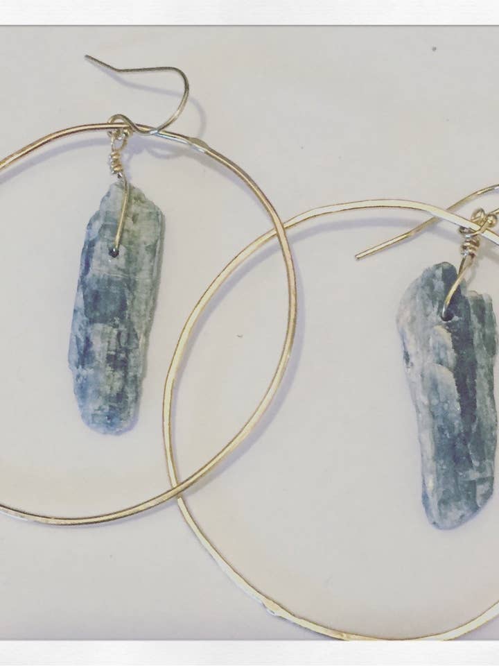 Brinco de argola martelado de cianita azul 2” por atacado de Zahavah Jewelry