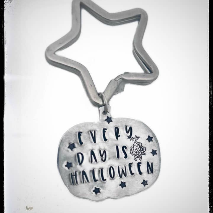 Porte-clés en forme de citrouille Every Day Is Halloween pour la vente par Christy Robinson Design