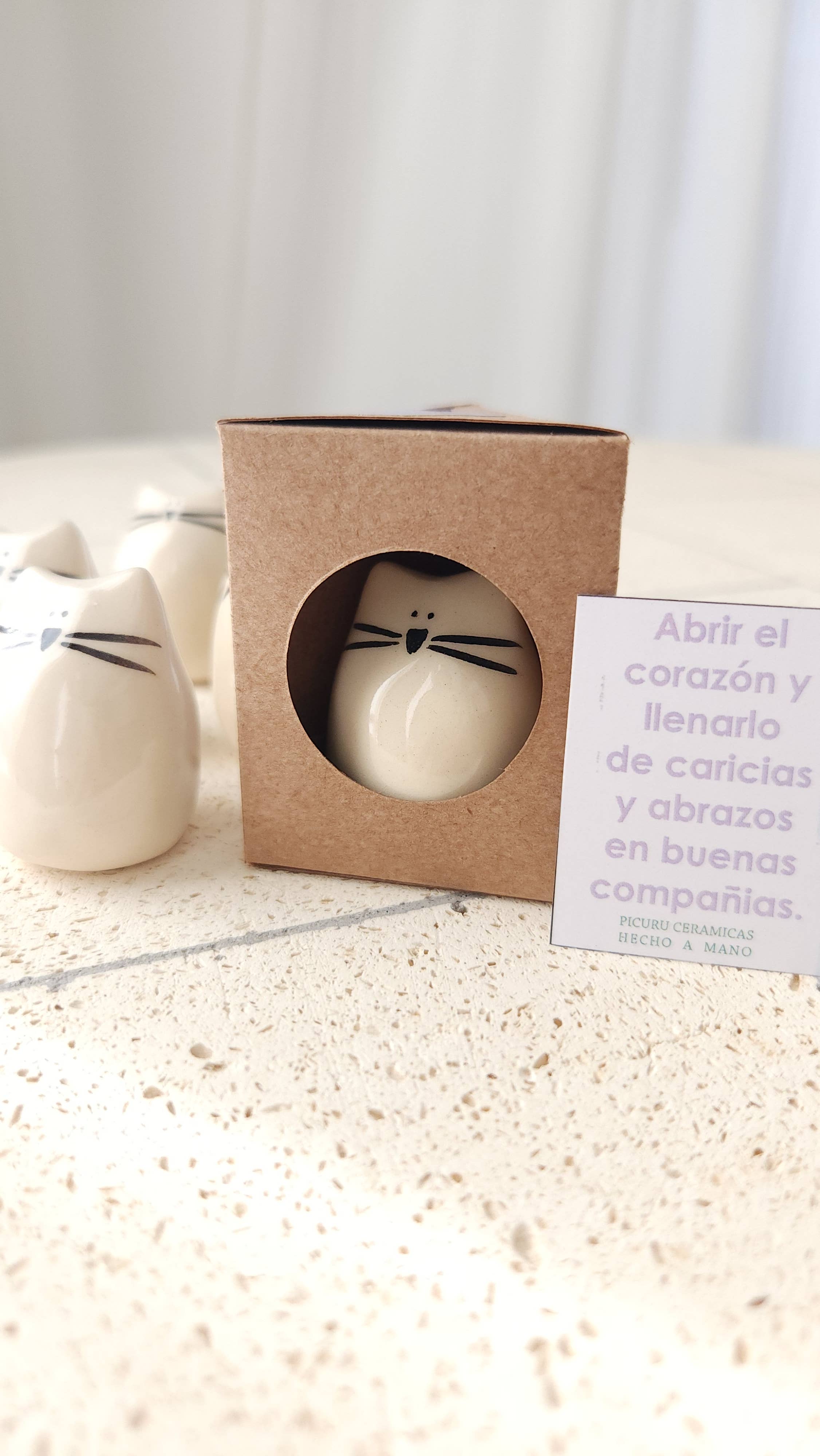 Picuru ceramicas – wholesale Dekorativ statyett – Kattunge amulett för mys (på 5 språk)5